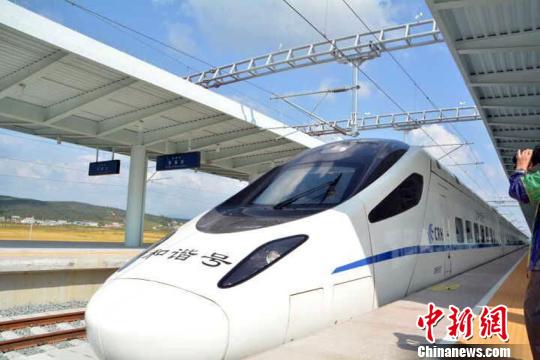 准备发车的动车组 金乔 摄