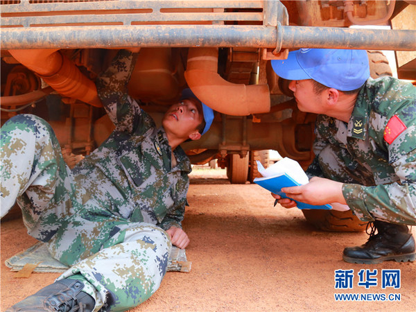 中国第13、14批赴南苏丹（瓦乌）维和部队驾驶员检查自卸车性能。燕小辉摄