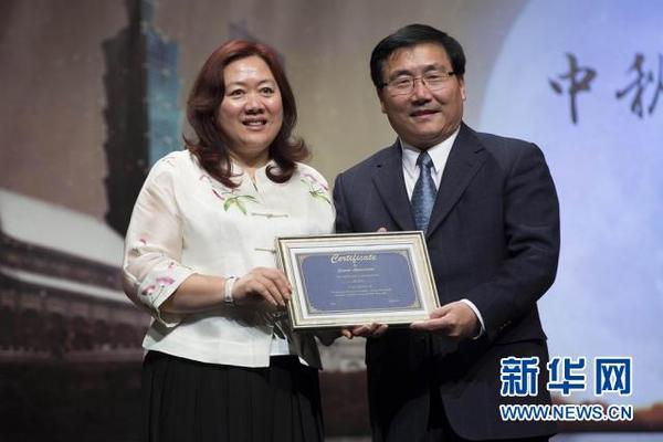 澳大利亚华人代表B1集团董事局主席祁岳(左)与中国驻悉尼总领事李华新(右)。