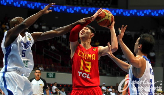 2013年马尼拉男篮亚锦赛，中国男篮仅获第五。图片背景，2013年8月9日，2013年男篮亚锦赛1/4决赛，中国78：96负中华台北。中国男篮队员突破中华台北男篮队员戴维斯