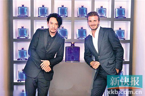 好大一坨美男子!    近日,张震受贝克汉姆邀请出席在迈阿密举行的晚宴,两大男神相遇帅度爆表,张震表示感谢贝克汉姆的邀请。