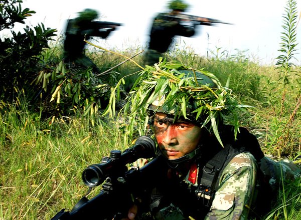 武警狙击手用稻草分黄豆进行专注力训练|利刃