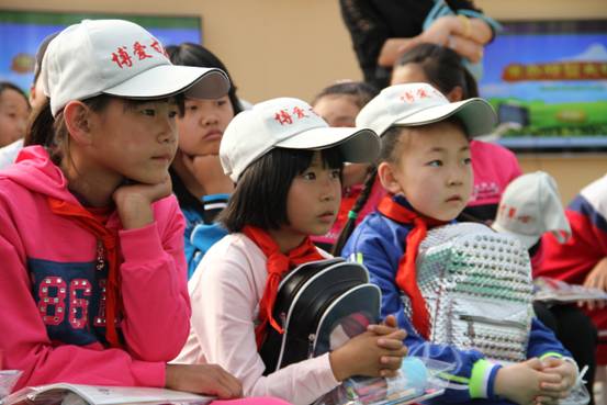 现场小观众认真的看着表演