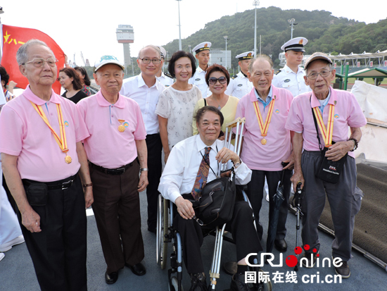 老战士与香港艺术合唱团成员参观新型护卫舰