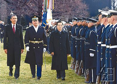 胡锦涛主席对美国进行国事访问。这是胡锦涛主席在奥巴马总统陪同下检阅仪仗队。（人民日报全媒体平台资料照片）