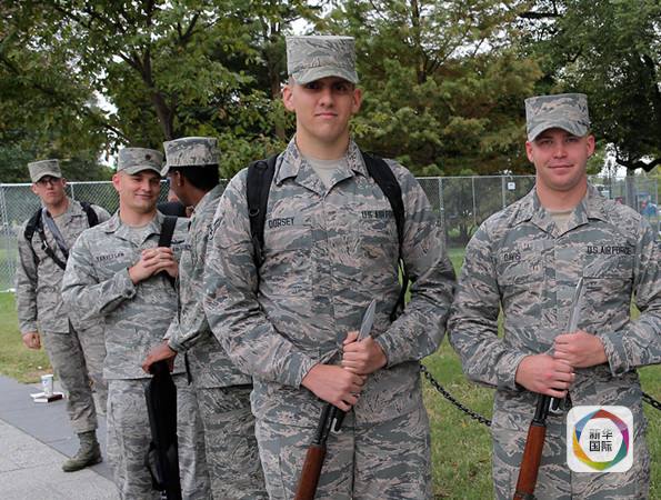 　　（白宫外的空军仪仗队士兵，庞兴雷摄）