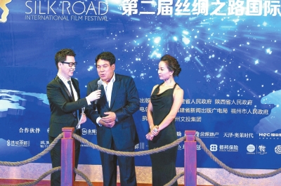 著名影视演员、小品演员、导演朱时茂（中）出席红毯仪式。　　　　　　本报记者　林双伟　摄