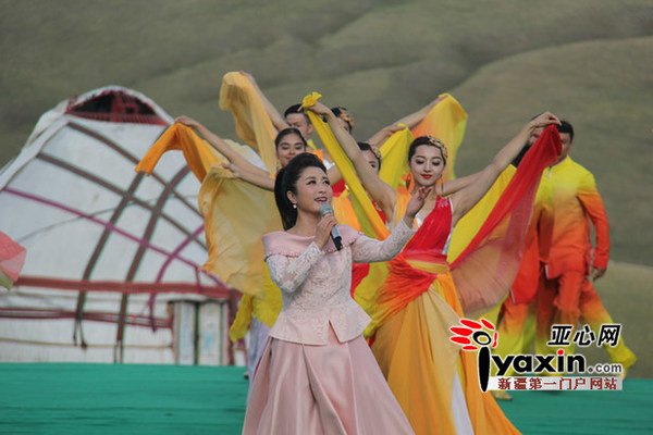 刘媛媛在北疆伊宁托乎拉苏草原演出现场