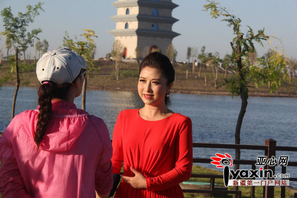刘媛媛演出间隙在库尔勒市永定塔旁接受采访