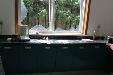 临近爆炸点的一家公司窗玻璃因爆炸而碎裂。网友供图