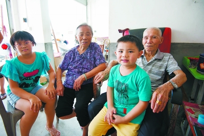 孙辈绕膝，小曾孙每次来都要坐在刘老腿边。