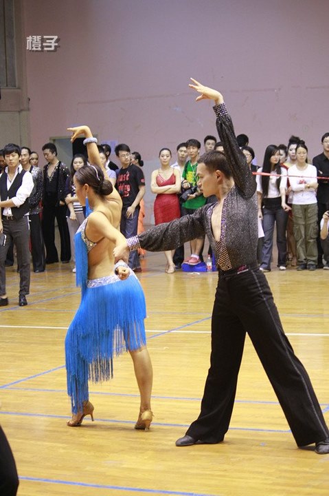 姬再兵参加北京高校大学生拉丁舞比赛。