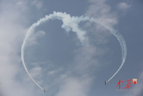 雅皮士飞行表演队两架飞机在空中画出心形图案