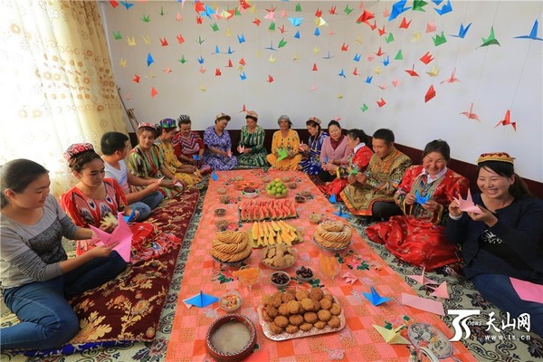 9月22日，在新疆博湖县才坎诺尔乡哈尔尼敦诺尔村，各族群众欢聚一堂同叠365只千纸鹤，“纸鹤传心”祝福伟大祖国繁荣昌盛，各族人民幸福安康。