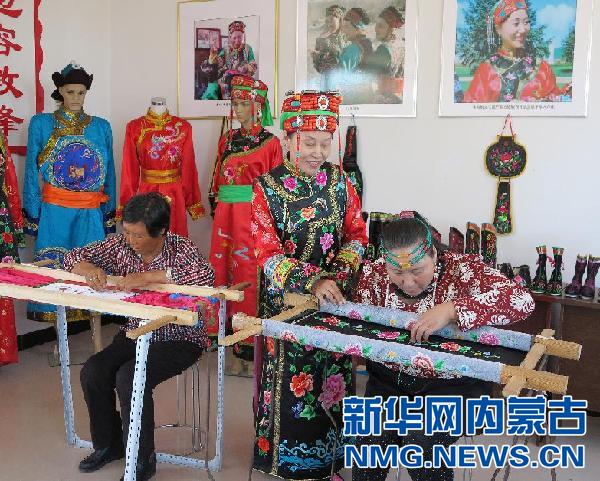 赤峰市翁牛特旗乌丹镇赛沁塔拉嘎查村民在村民文化活动室内学习刺绣(9月19日摄)。新华社记者 邵琨 摄