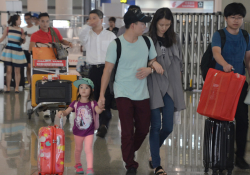 李小鹏与妻子挽手现身机场 发现被偷拍要求删