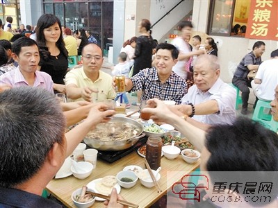 廖晓惠（左二，女）和陶文培（白发老人）与大家举杯相庆。