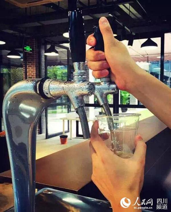 休息室还为员工提供啤酒等饮料。王波 摄