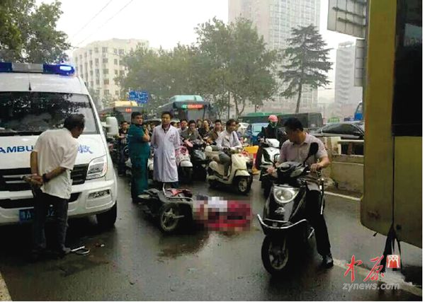 郑州女子骑电动车被挤到公交车下,更让人难过