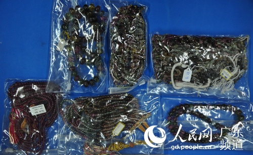 警方缴获的犯罪嫌疑人盗取的赃物。广州警方供图