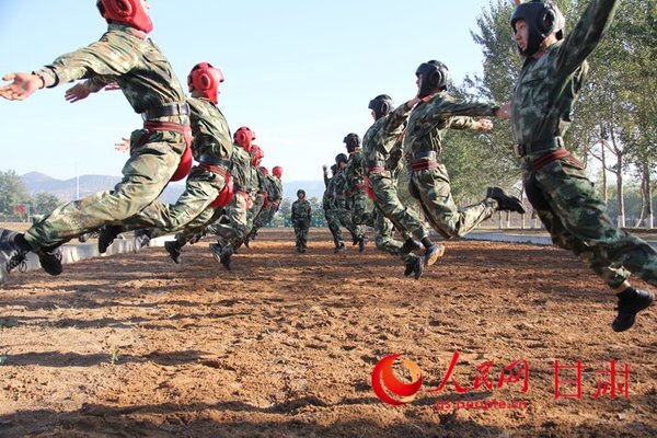官兵每天都要接受高强度的训练 。呼双鹏 摄