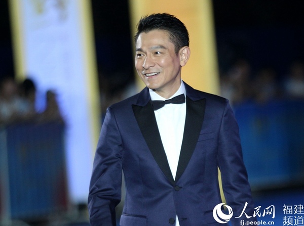 刘德华亮相第二届丝路电影节红毯。他凭借主演的影片《解救吾先生》获得了第二届丝路电影节最佳男演员的荣誉。李挺摄