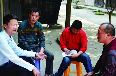 梅花镇村干部入户走访村民。