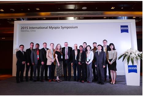2015蔡司眼近视专题研讨会众演讲嘉宾与主办方工作人员合影