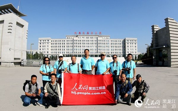 人民网黑龙江摄影团"哈石油校园行"合影.毛立君 摄