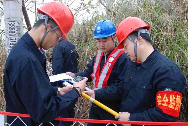 福州供电公司安全执规队人员在配网消缺现场进行安全检查