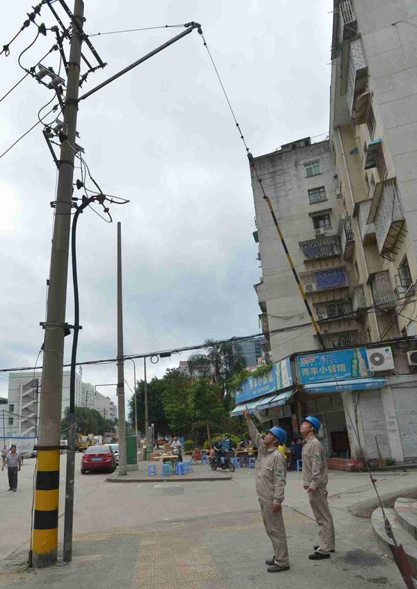 2015年9月28日福州公司工作人员在祥坂路巡视线路（陈蒸陈德钧）
