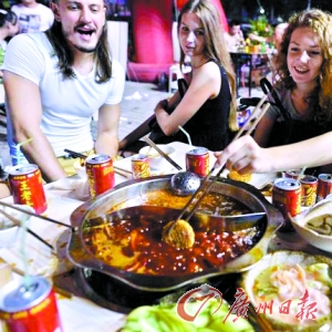 　　外国友人“涮”月饼。微博图片