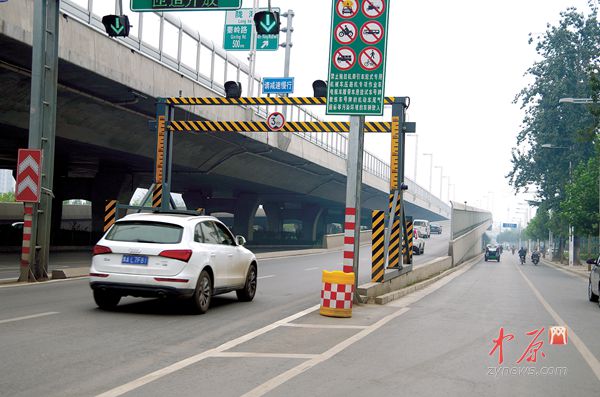 三环快速中原路北向南上桥口，标识3米的限高杆实际4.1米高