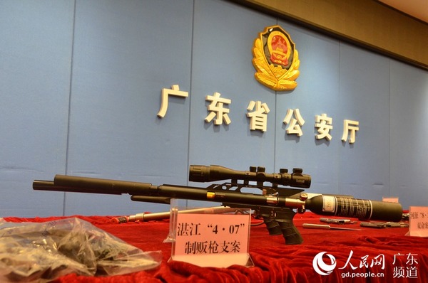 9月29日上午， 广东省公安厅展出缴获的各类作案工具与赃物。林龙勇 摄