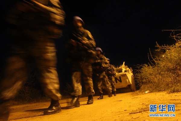 中秋之夜，我国首支赴南苏丹维和步兵营官兵仍坚守岗位值守和平，图为维和步兵营官兵在难民营周边徒步巡逻。孟伟建摄