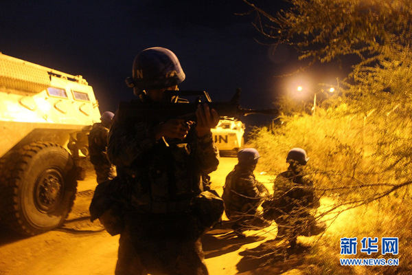 中秋之夜，我国首支赴南苏丹维和步兵营官兵仍坚守岗位值守和平，图为维和步兵营官兵在难民营周边观察警戒。孟伟建摄