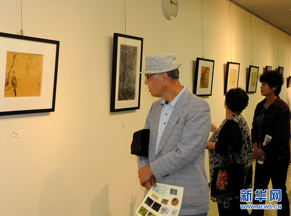 日本参观者专注观赏展品（新华社记者马兴华摄）