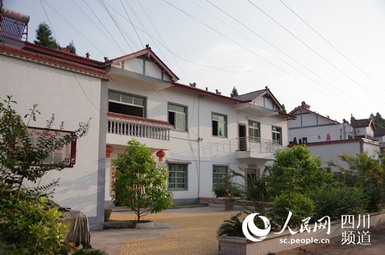 明月村村民住房。(王军 摄)