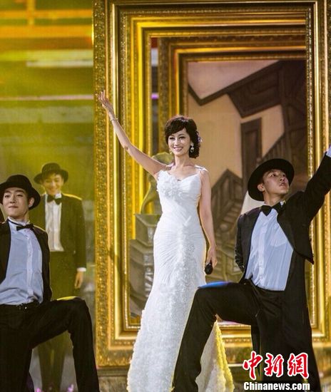 赵雅芝登《壮志凌云》 儿子驾飞机带父母飞行