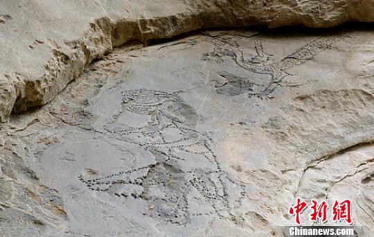 发现的摩崖琢刻岩画。　钟欣　摄