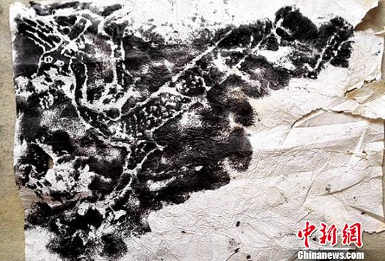 峭壁缝隙中“飞出”一条龙，但不见龙尾。　钟欣　摄