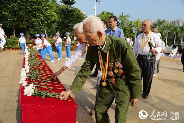 老战士向渡海英雄烈士陵园献上白菊