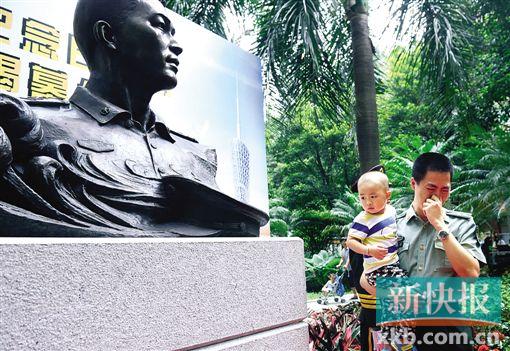 ■昨天,2015年越秀区烈士纪念日活动暨邱兴和烈士雕像揭幕仪式在东山街举行。    新快报记者 夏世焱/摄