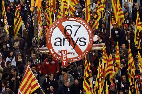 　　↑在西班牙马德里，大批抗议者参加反对延长法定退休年龄的示威活动。