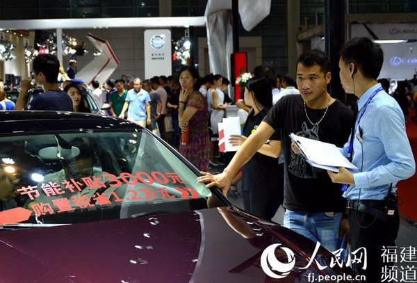执行购置税新政后，购买一辆合资品牌的轿车可以省下12000元购置税，引起了参观市民的浓厚兴趣。李挺摄
