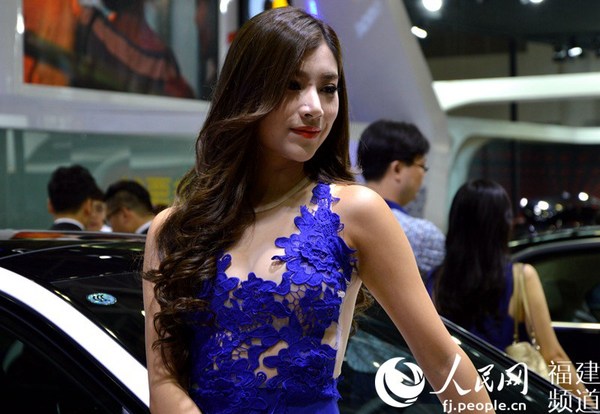福州国际车展上的靓丽车模。李挺摄