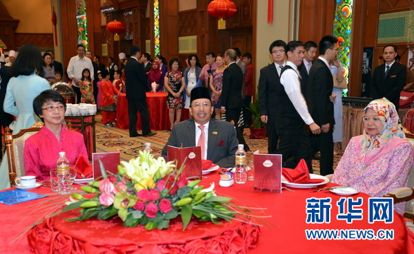 文莱文化、青年与体育部长哈扎伊尔和夫人以及杨健大使在国庆招待会上。新华网记者郑捷摄