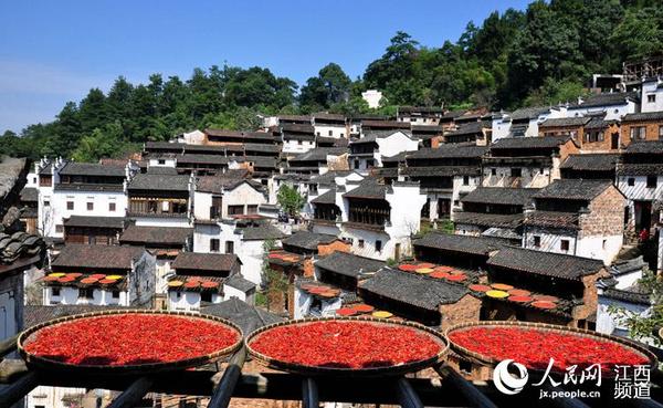 10月1日至今，江西天晴好，婺源篁岭、江湾等乡村景区游客爆棚。
