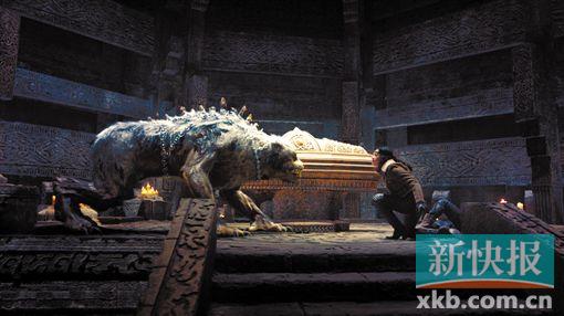 ■剧照:姚晨与巨兽。