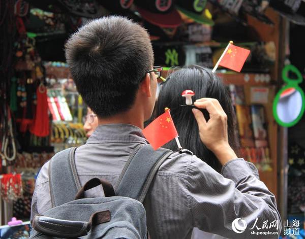 男孩将国旗发夹别在女孩头上